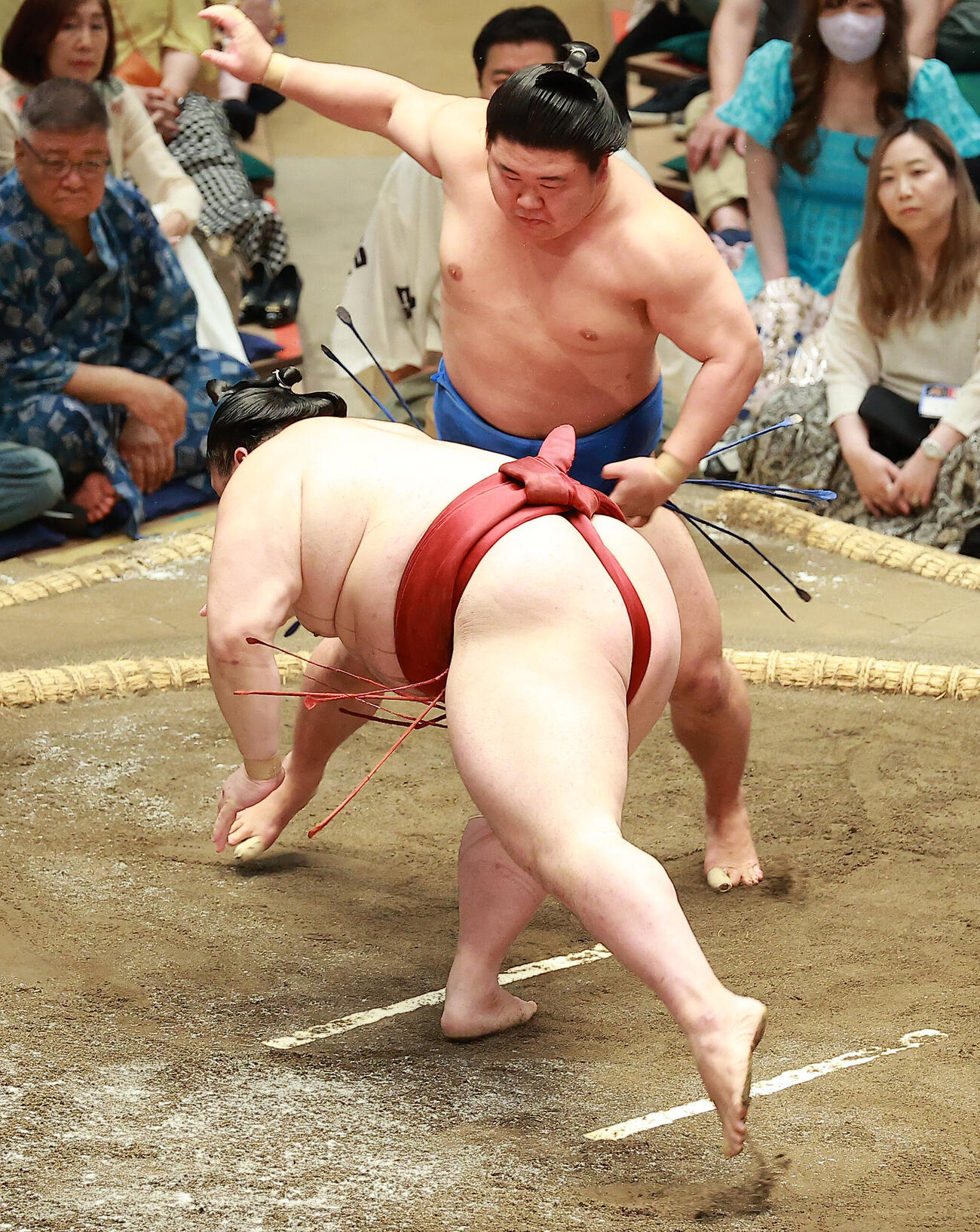 隆の勝（手前）を引き落としで破る藤ノ川（撮影・中島郁夫）