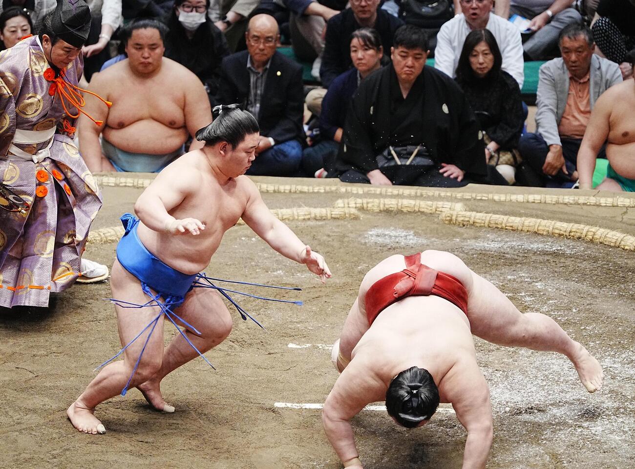 大相撲夏場所7日目　藤ノ川（左）は隆の勝を引き落としで破る（撮影・小沢裕）　