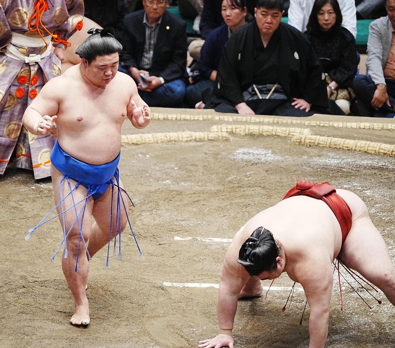 大相撲夏場所7日目　藤ノ川（左）は隆の勝を引き落としで破る（撮影・小沢裕）　