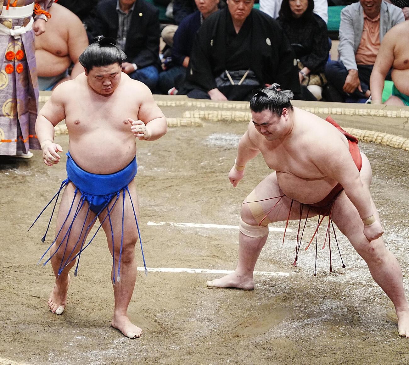 大相撲夏場所7日目　藤ノ川（左）は隆の勝を引き落としで破る（撮影・小沢裕）　