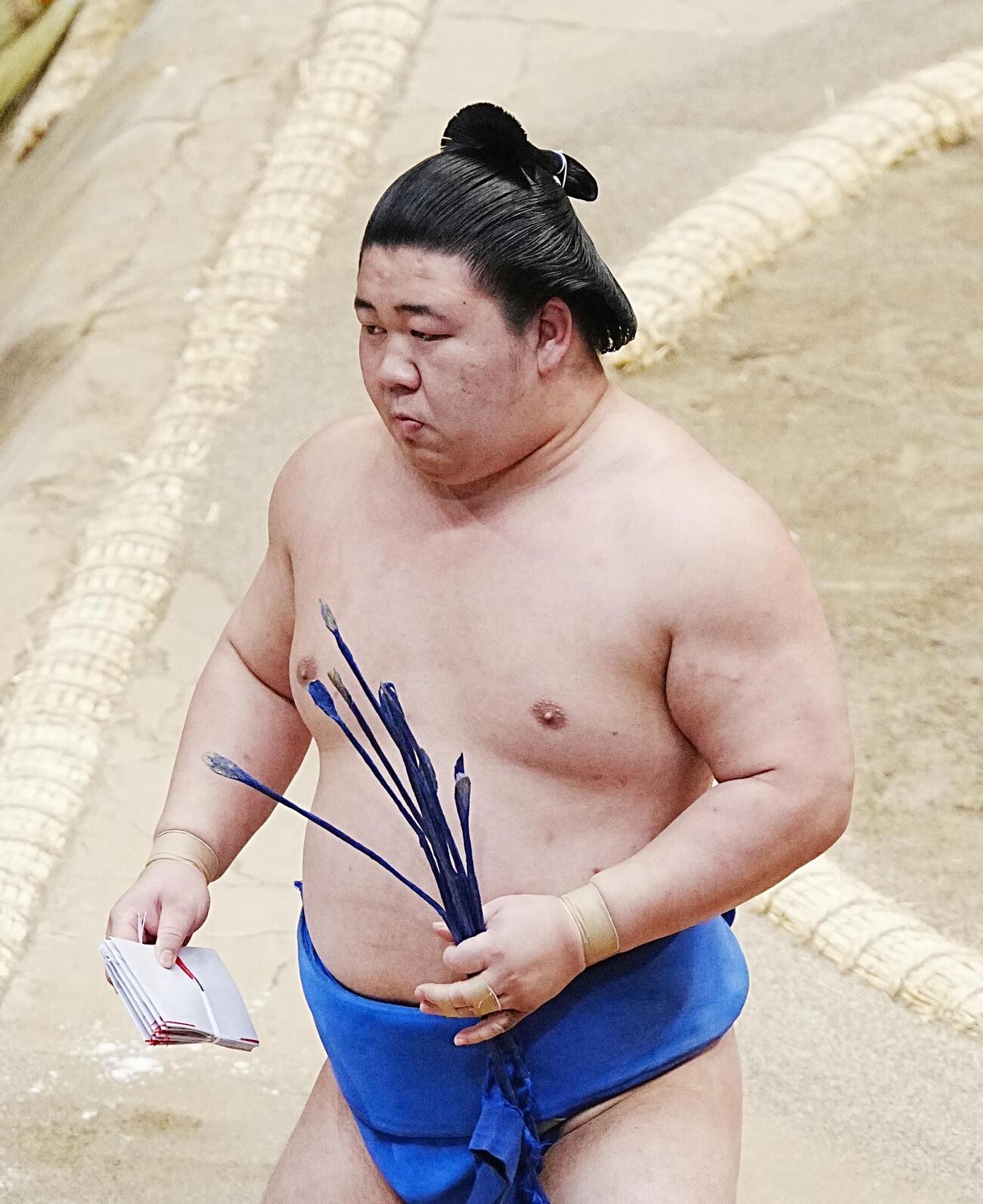 大相撲夏場所7日目　懸賞を手にする藤ノ川（撮影・小沢裕）　