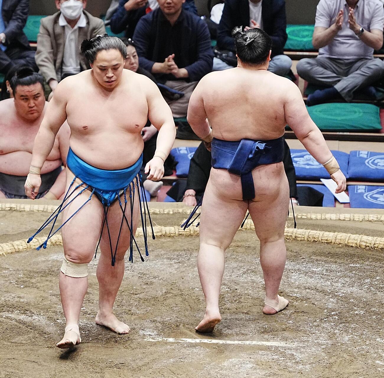 大相撲夏場所7日目　琴栄峰（左）は若ノ勝を引き落としで下す（撮影・小沢裕）　