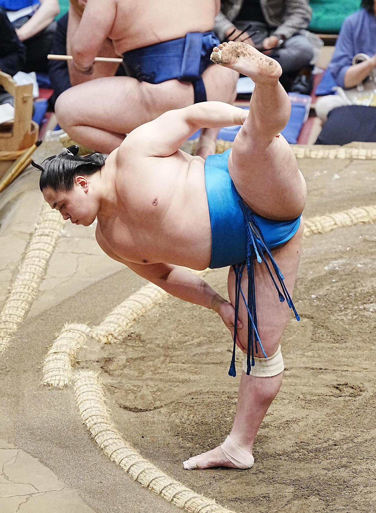 大相撲夏場所7日目　自慢の四股で館内を沸かせる琴栄峰（撮影・小沢裕）　