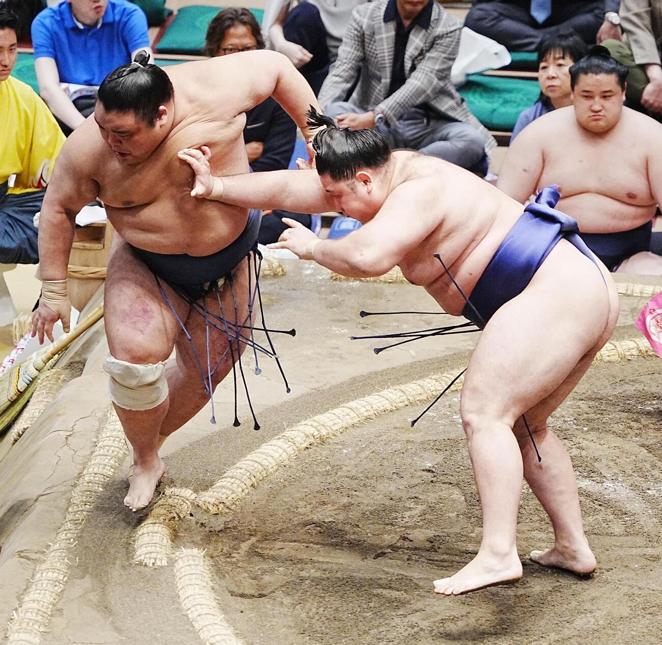 大相撲夏場所7日目　狼雅（右）は藤凌駕を押し出しで下す（撮影・小沢裕）　
