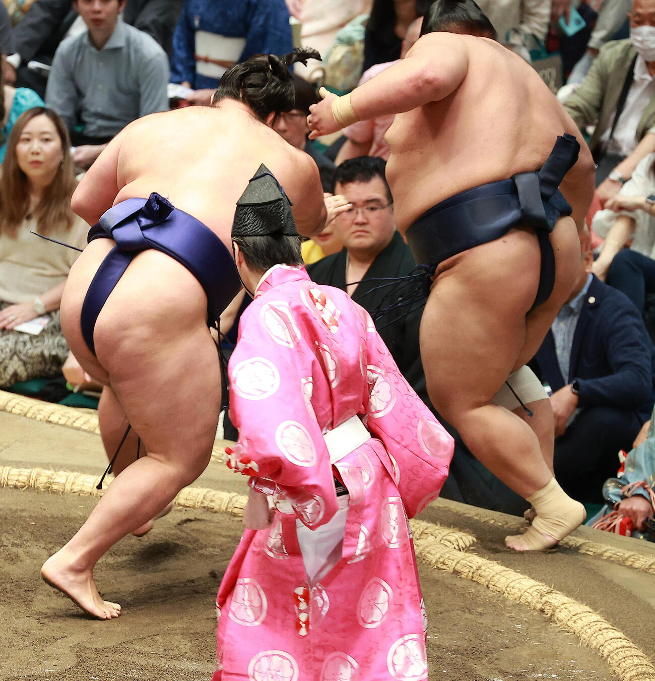 藤凌駕（右）を押し出しで破る狼雅（撮影・中島郁夫）