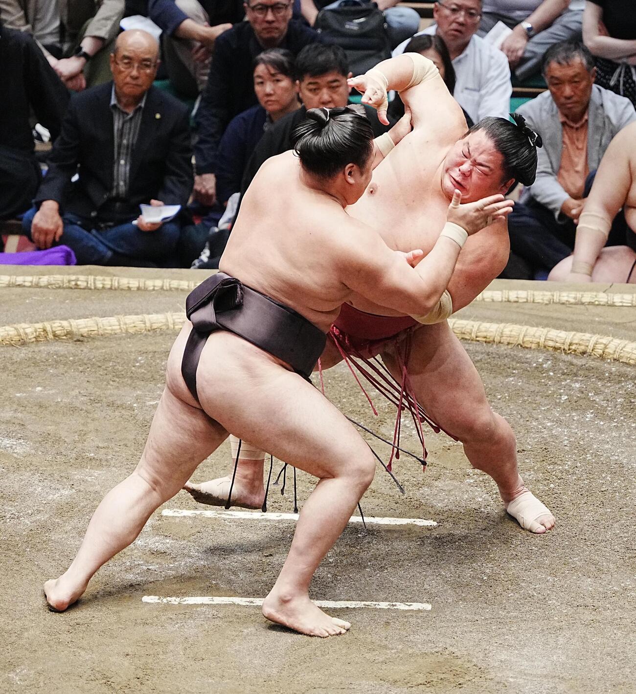 大相撲夏場所7日目　大栄翔（右）を土俵際へ攻め込む霧島（撮影・小沢裕）　