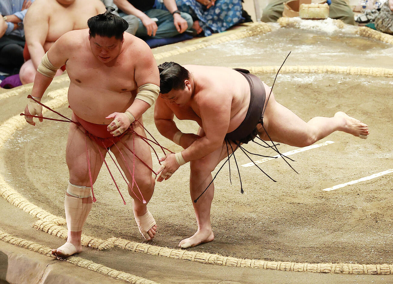 大栄翔（左）を押し出しで破る霧島（撮影・中島郁夫）