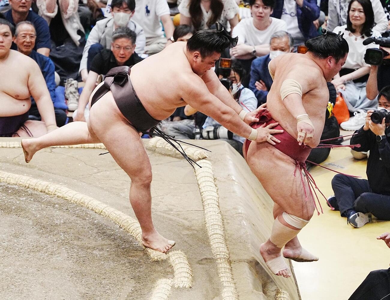 大相撲夏場所7日目　霧島は大栄翔（右）を押し出しで下す（撮影・小沢裕）　