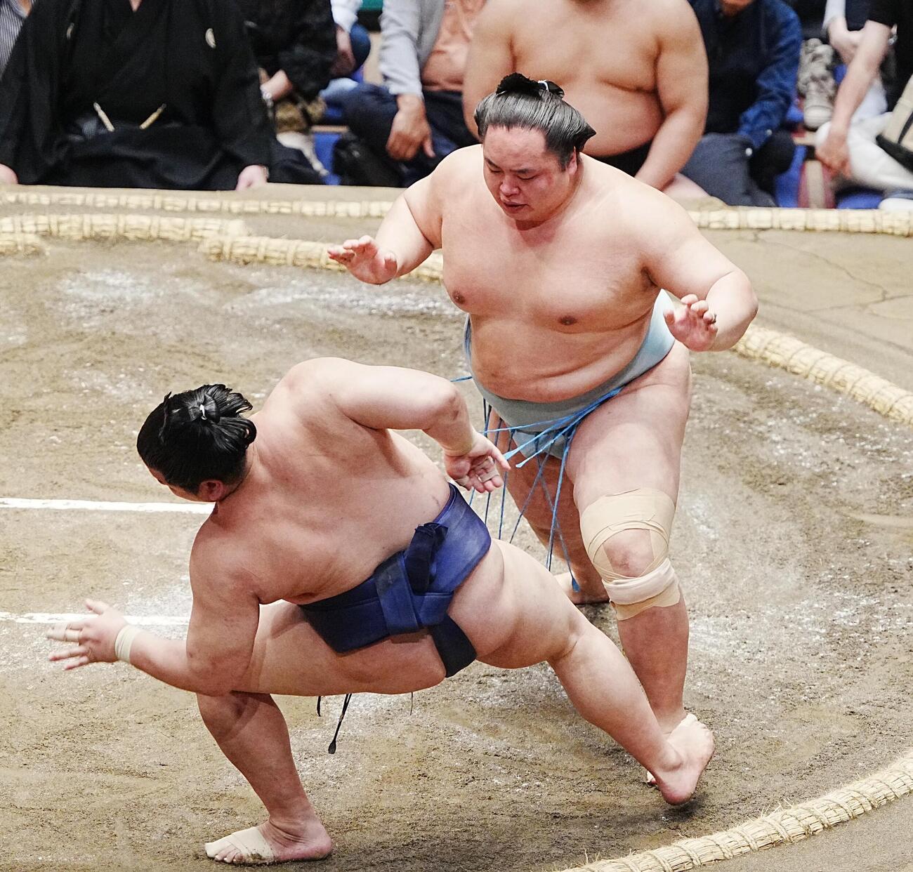 大相撲夏場所7日目　琴勝峰（右）は押し倒しで平戸海を下す（撮影・小沢裕）　
