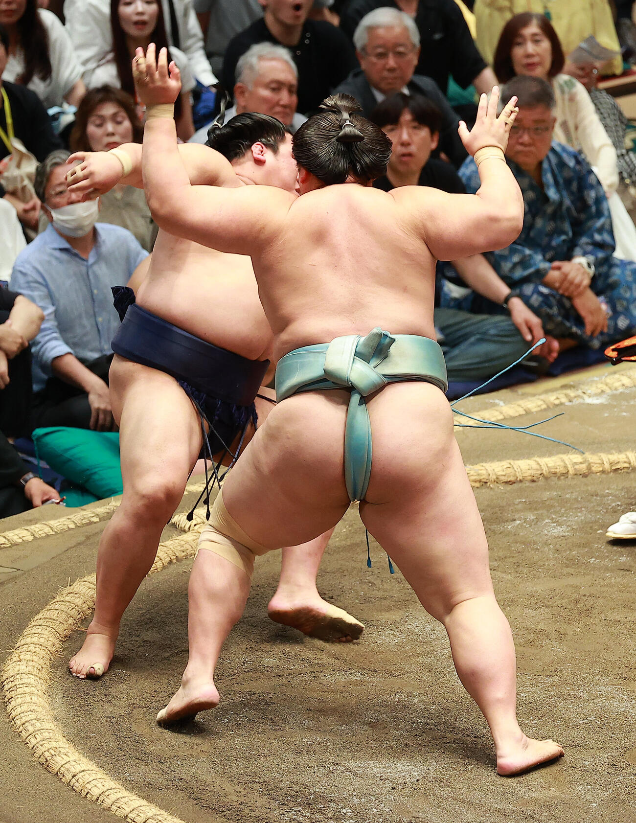 平戸海（左）を押し倒しで破る琴勝峰（撮影・中島郁夫）