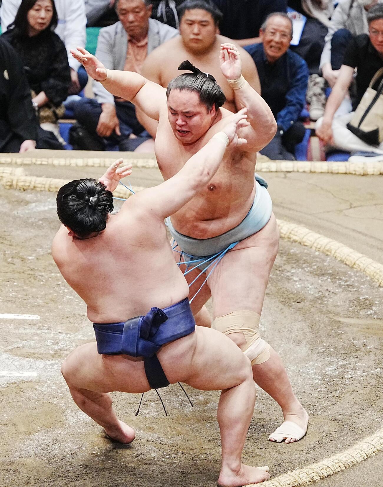 大相撲夏場所7日目　琴勝峰（右）は押し倒しで平戸海を下す（撮影・小沢裕）　