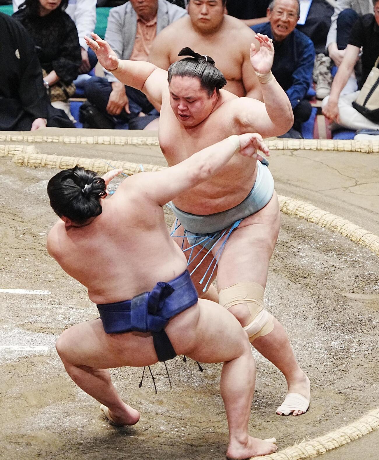 大相撲夏場所7日目　琴勝峰（右）は押し倒しで平戸海を下す（撮影・小沢裕）　