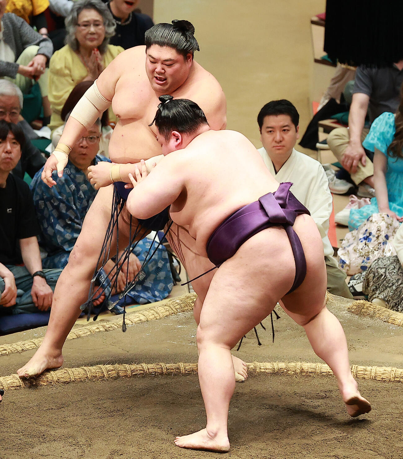 阿炎（左）を押し出しで破る美ノ海（撮影・中島郁夫）