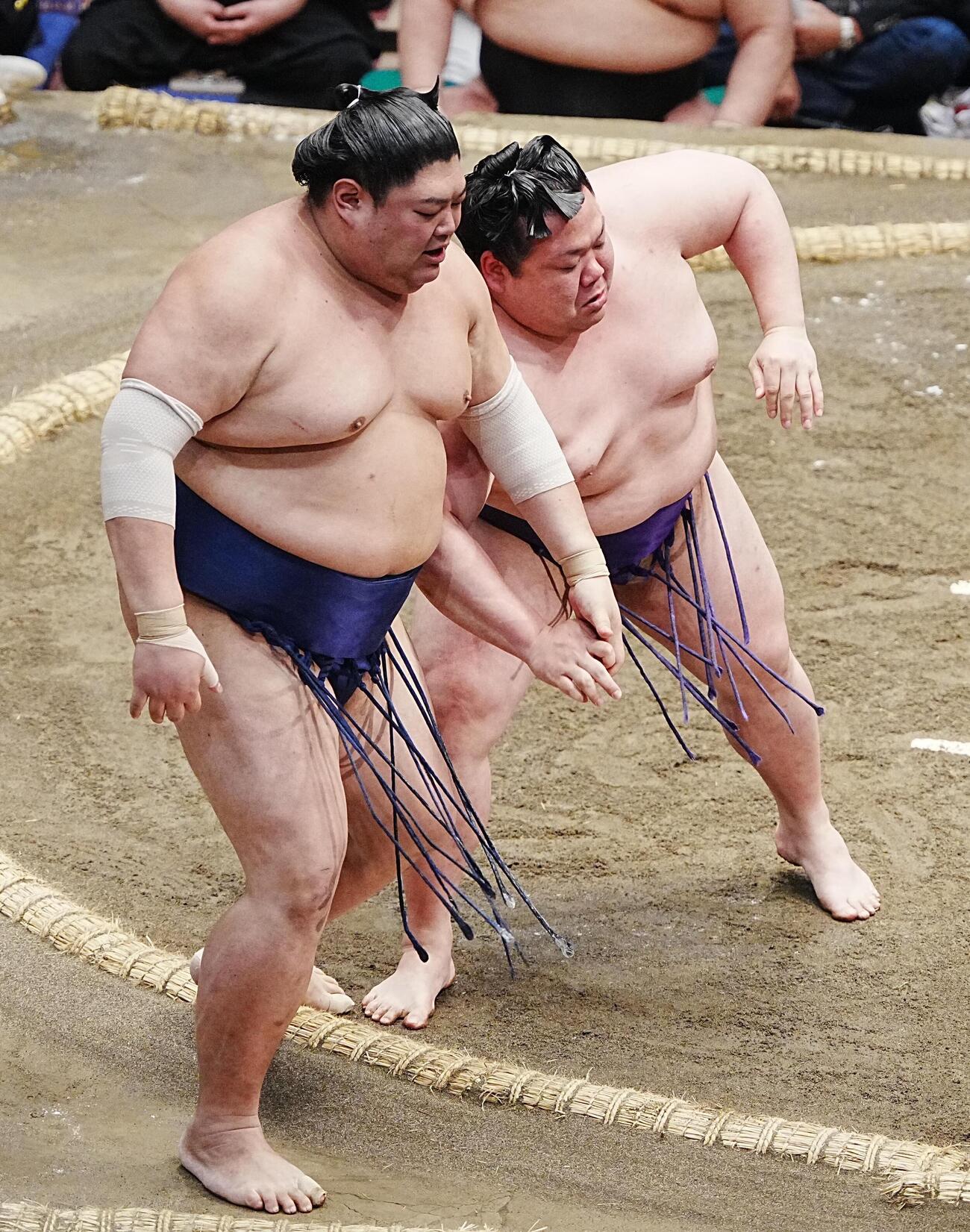 美ノ海（右）は阿炎を押し出しで下す（撮影・小沢裕）　