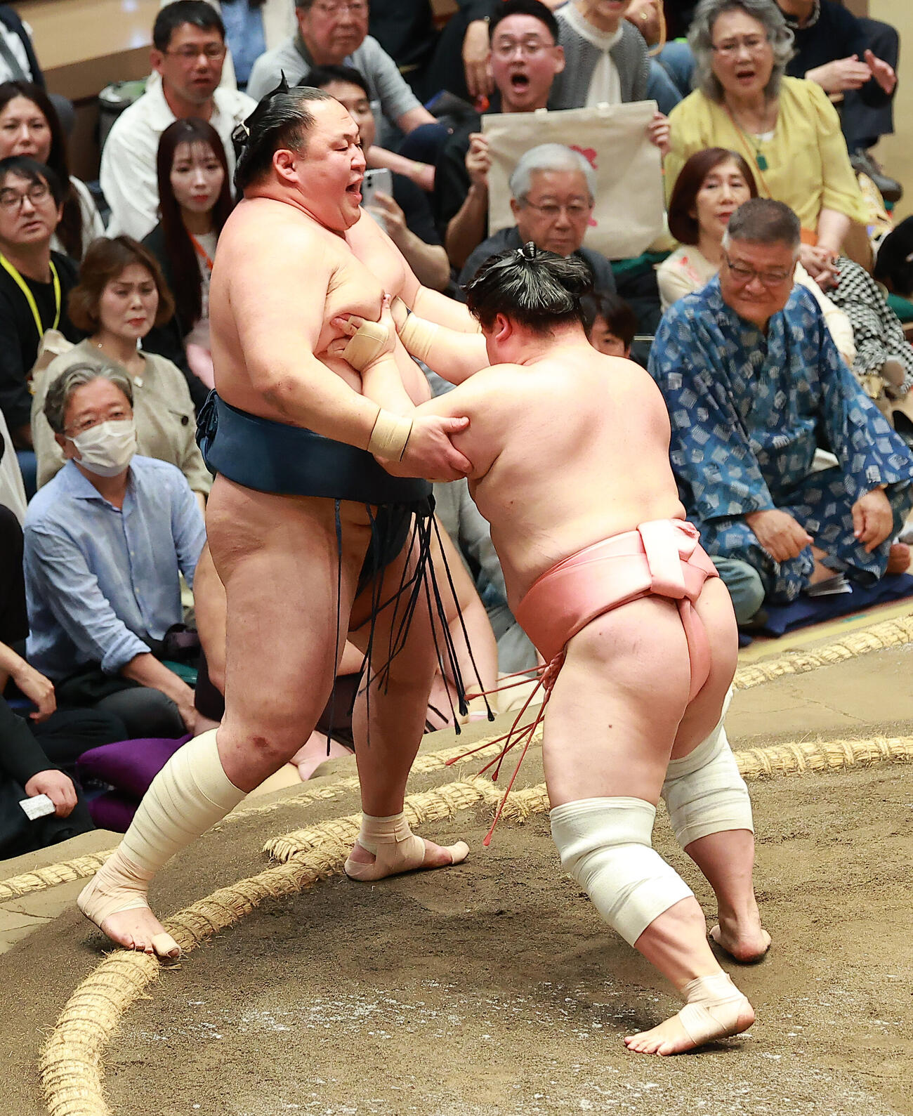 玉鷲（左）を押し出しで破る宇良（撮影・中島郁夫）