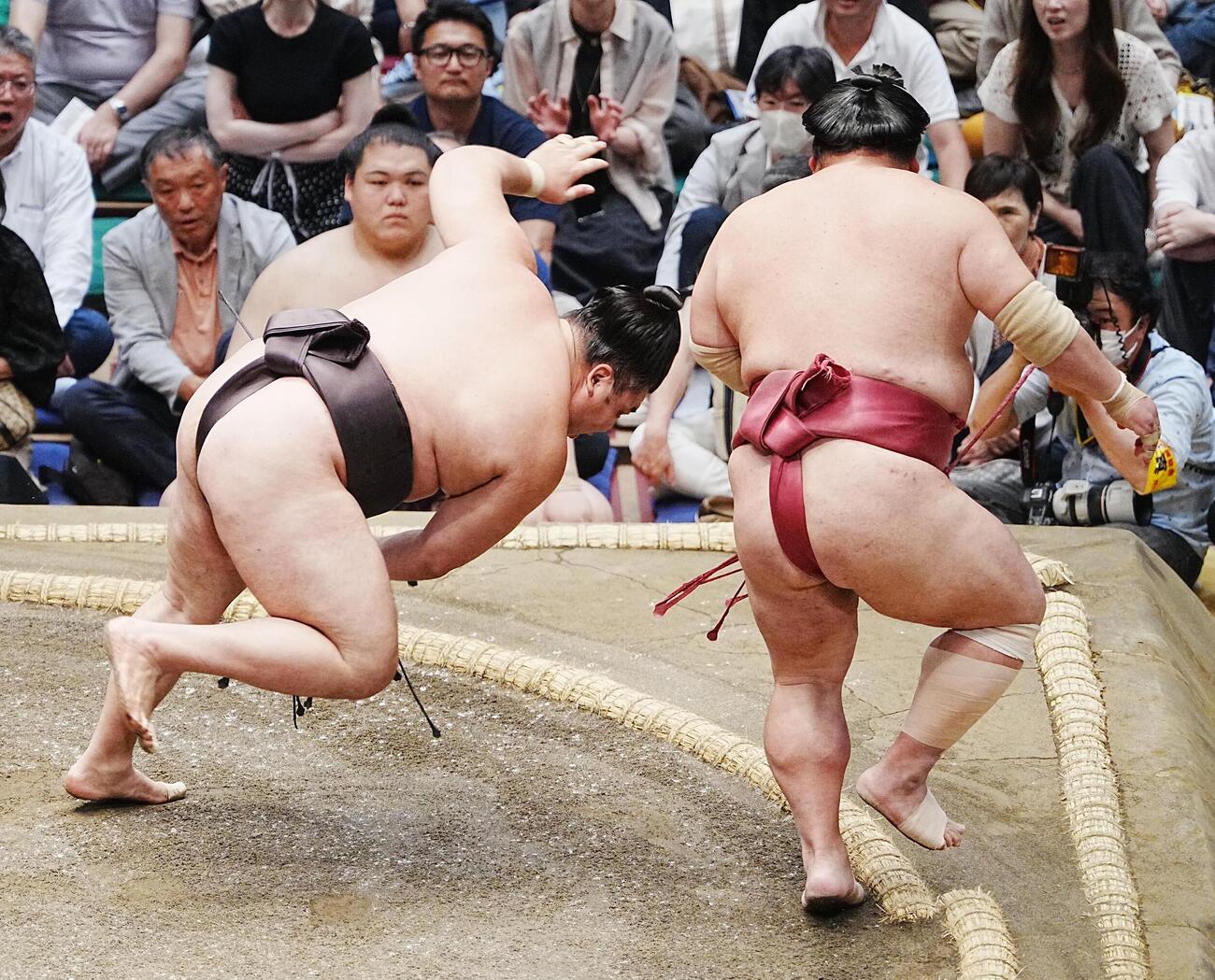 大相撲夏場所7日目　霧島は大栄翔（右）を押し出しで下す（撮影・小沢裕）　