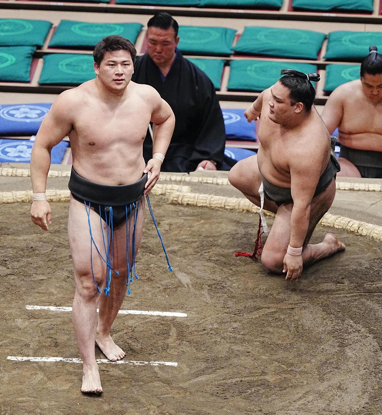 大相撲夏場所5日目　大森（左）は下手出し投げで豪聖山を破る（撮影・小沢裕）