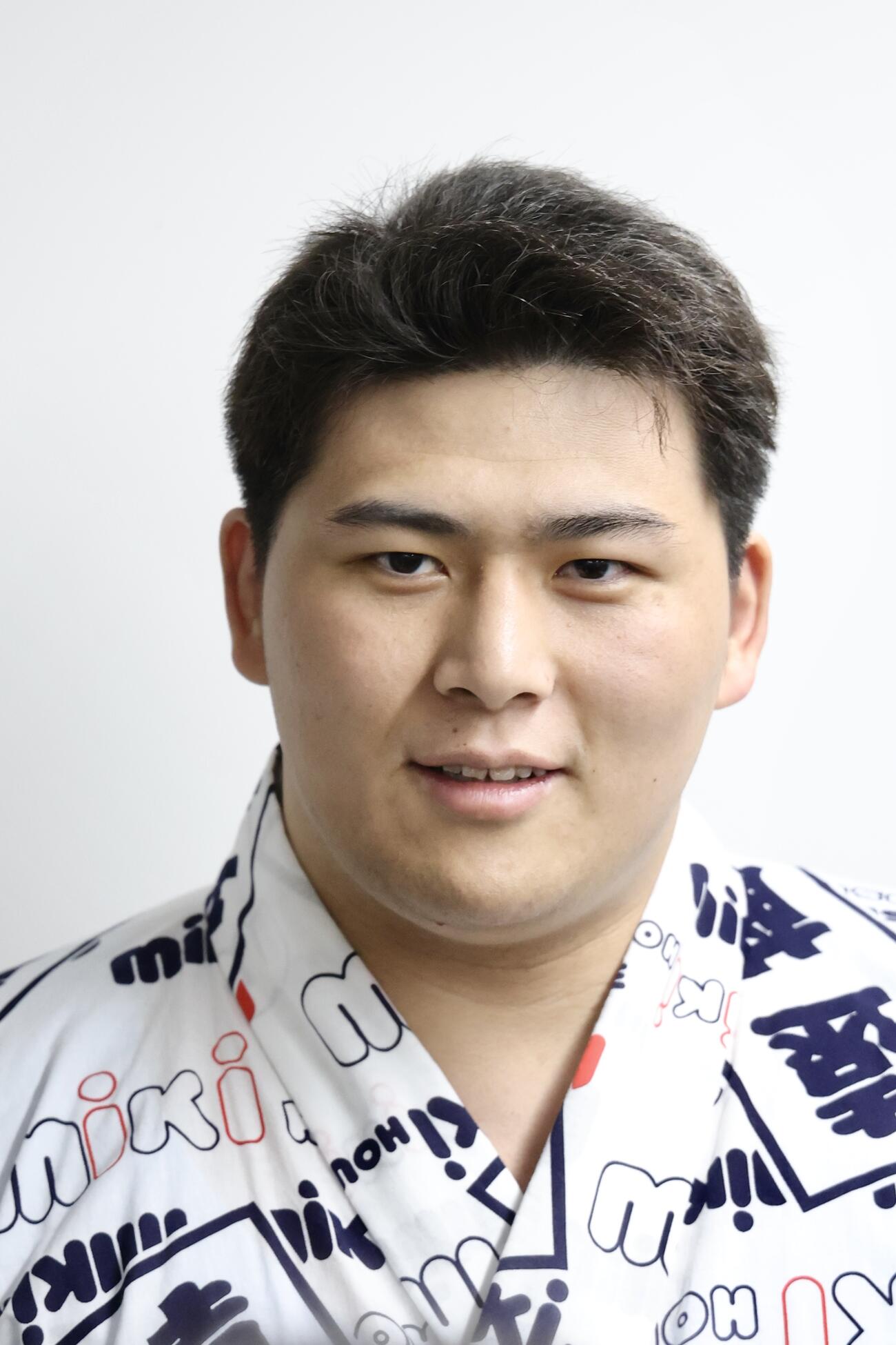 新弟子検査を終え、記者の質問に答える大森康弘（撮影・河田真司）