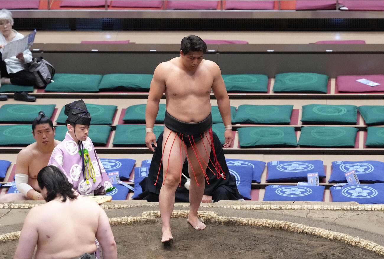 大森は土俵に上がり方向を間違える　（撮影・足立雅史）
