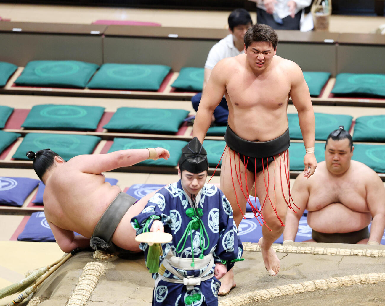 春雷（左）を寄り切りで破った大森（撮影・鈴木正人）