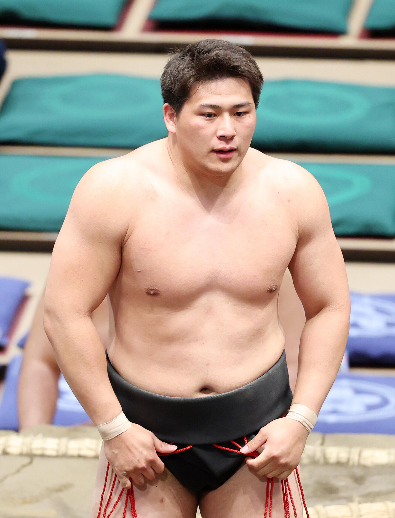 春雷を寄り切りで破った大森（撮影・鈴木正人）
