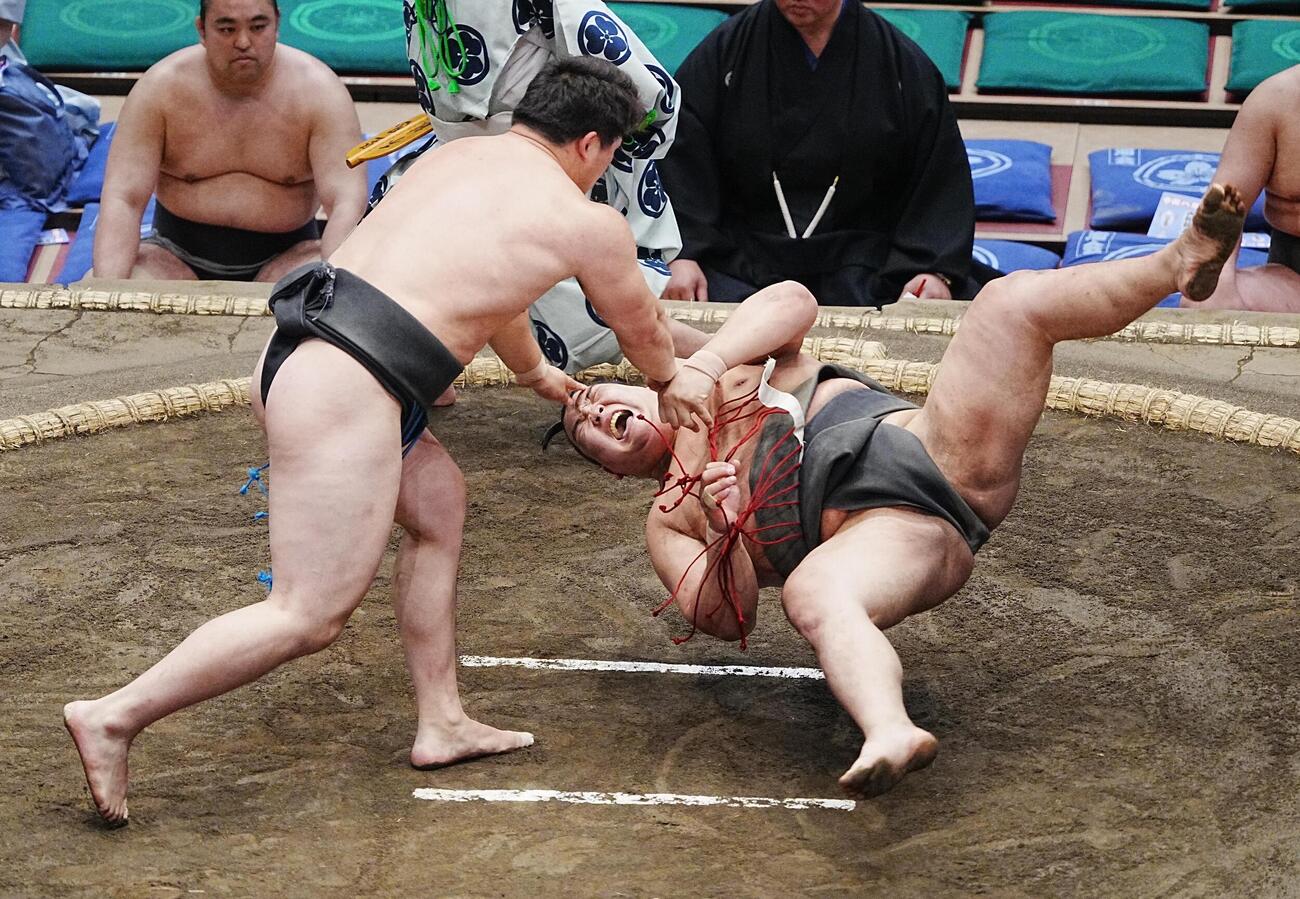 大相撲夏場所5日目　大森（左）は下手出し投げで豪聖山を破る（撮影・小沢裕）