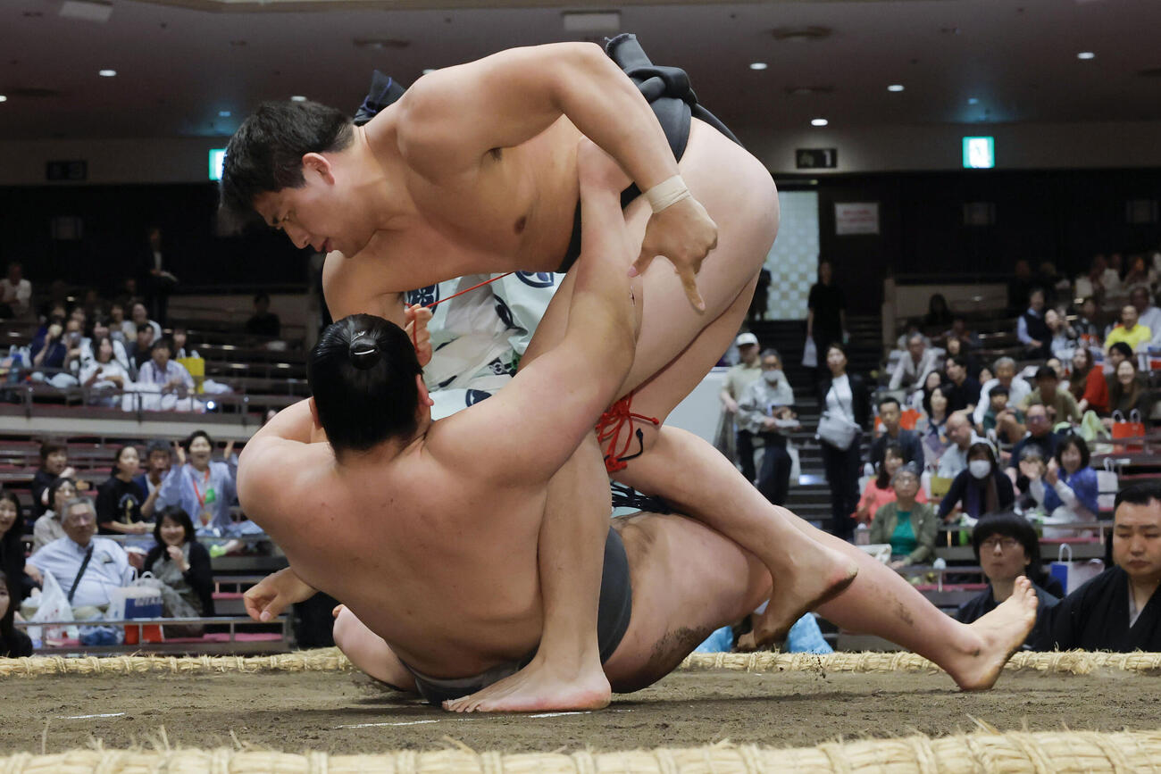 大森（上）が下手投げで豪ノ勝を破る＝両国国技館