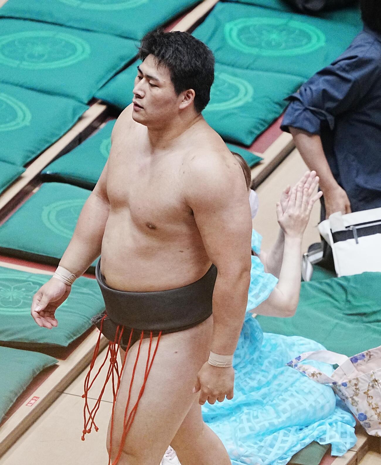 大相撲夏場所7日目　花道を引き揚げる大森（撮影・小沢裕）　