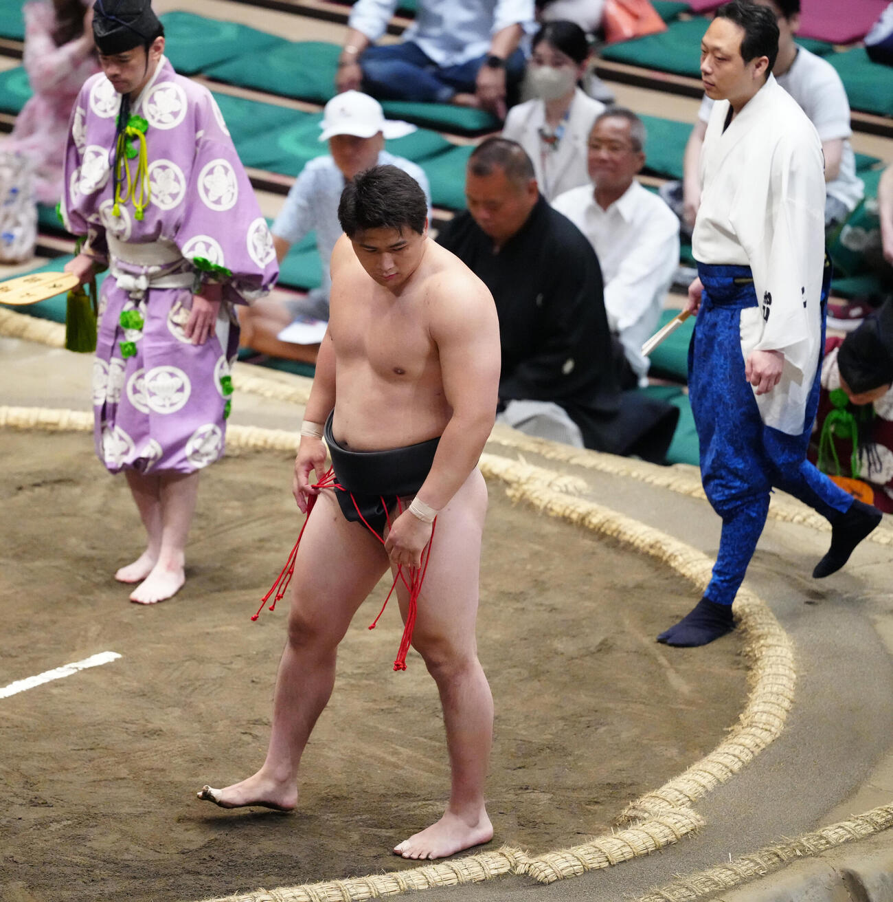 龍葉山を突き落としで破り、土俵を下りる大森（撮影・江口和貴）