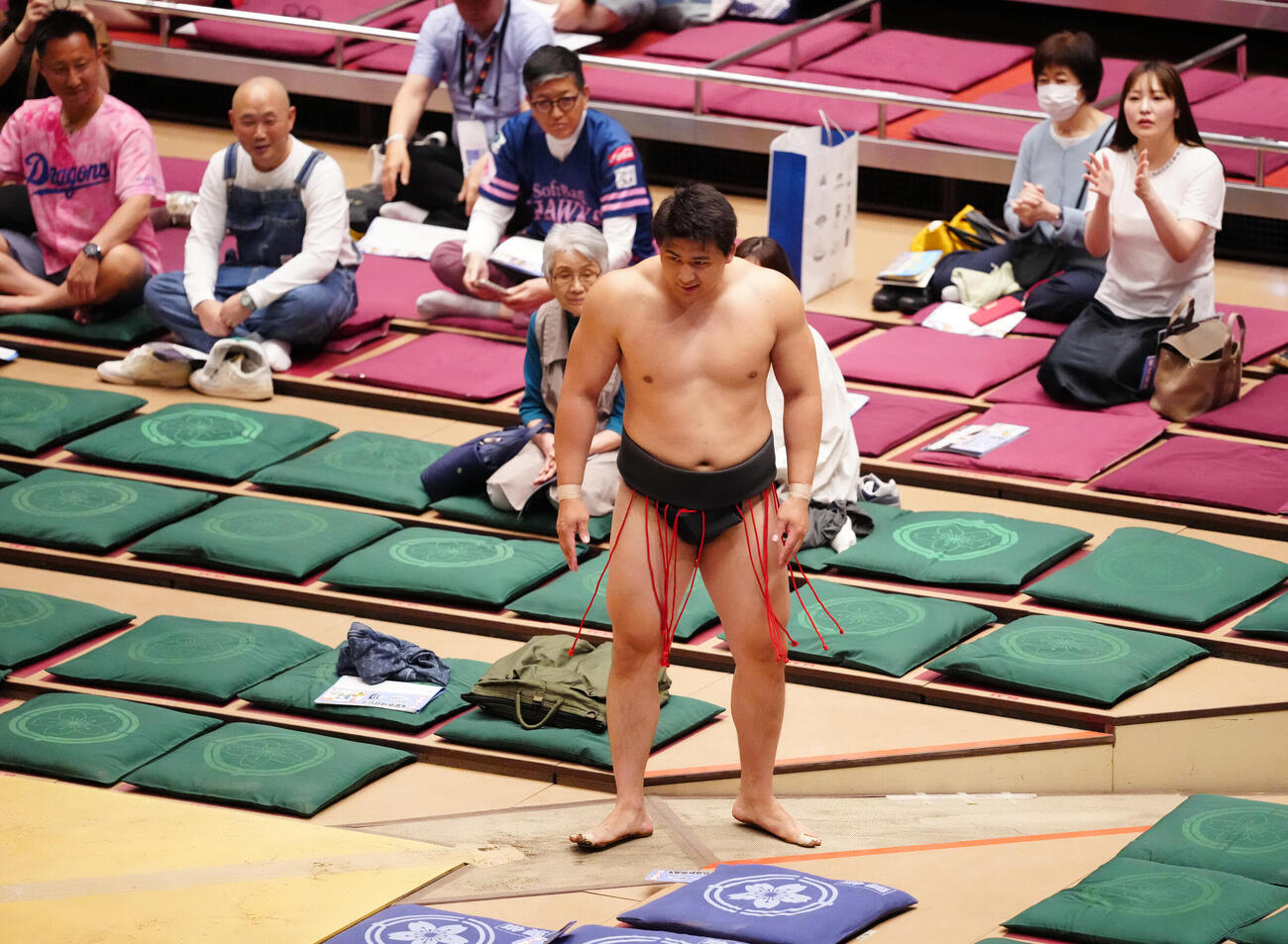 龍葉山を突き落としで破り、引き揚げる大森（撮影・江口和貴）