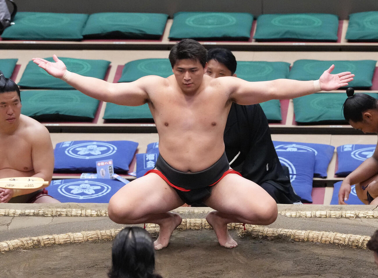 塵手水を切る大森　（撮影・足立雅史）