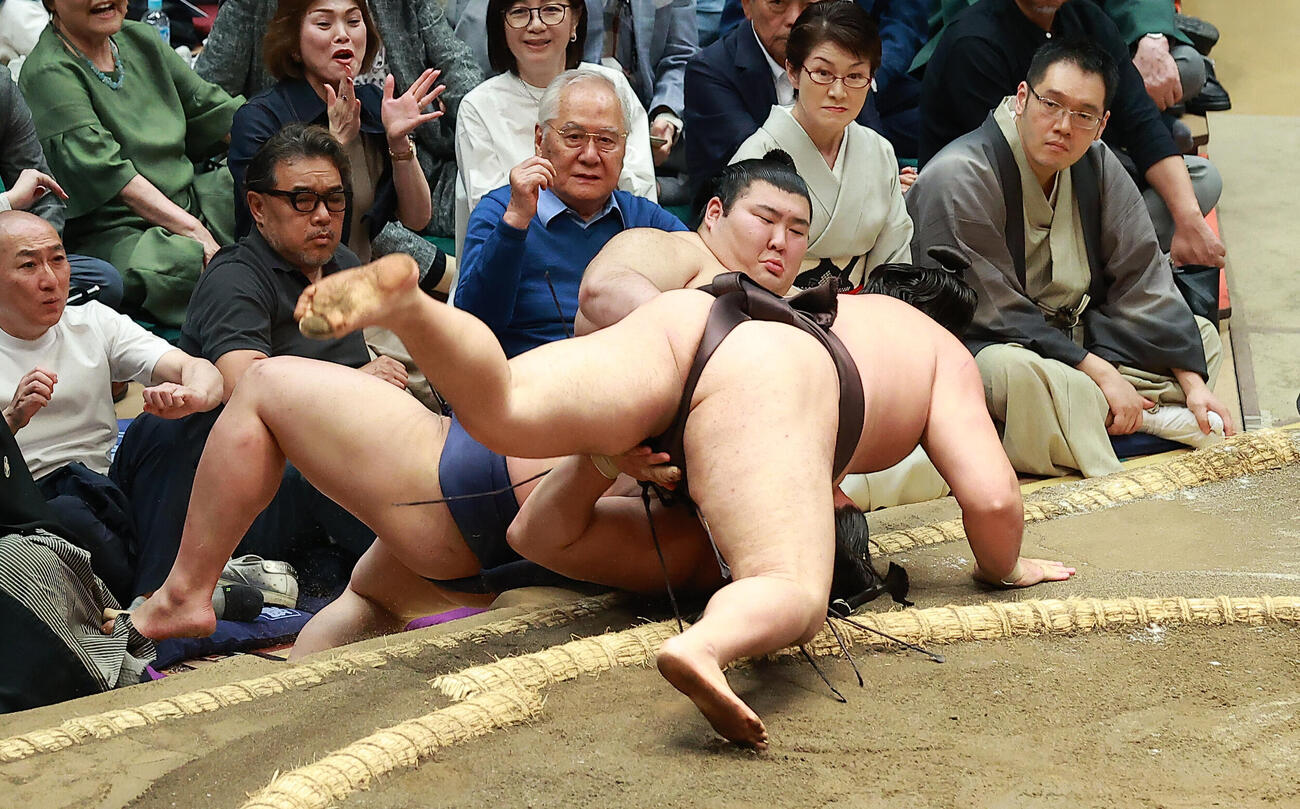 土俵下で観戦する神田伯山（右端）（2026年5月14日撮影）