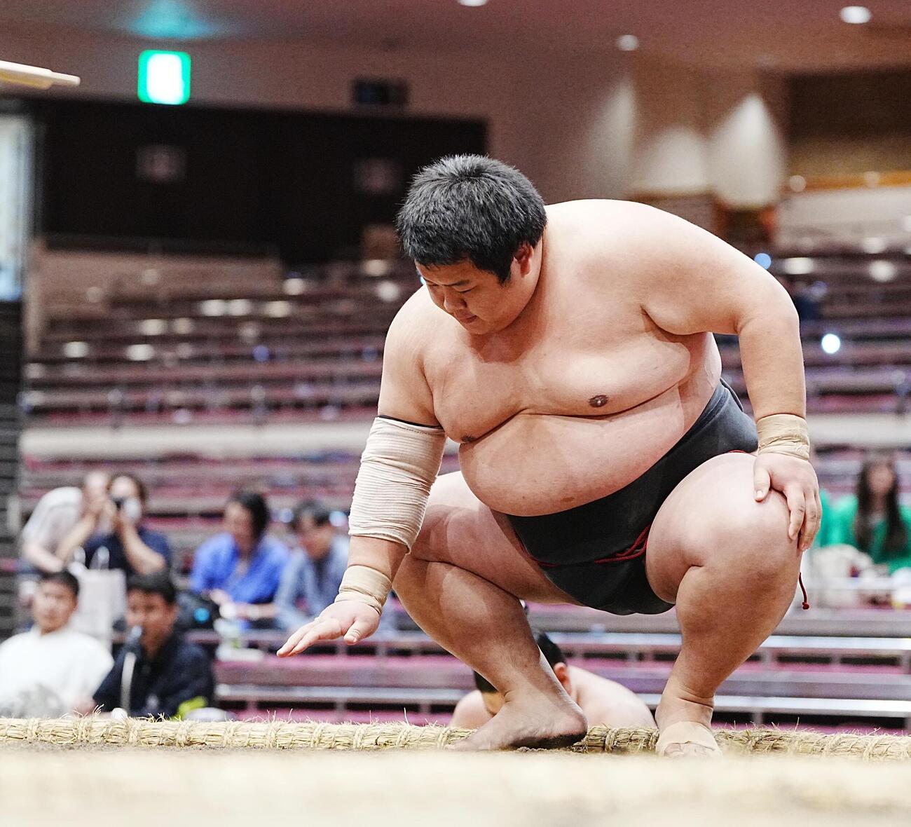 大相撲夏場所8日目　勝ち名乗りを受ける川副（撮影・小沢裕）