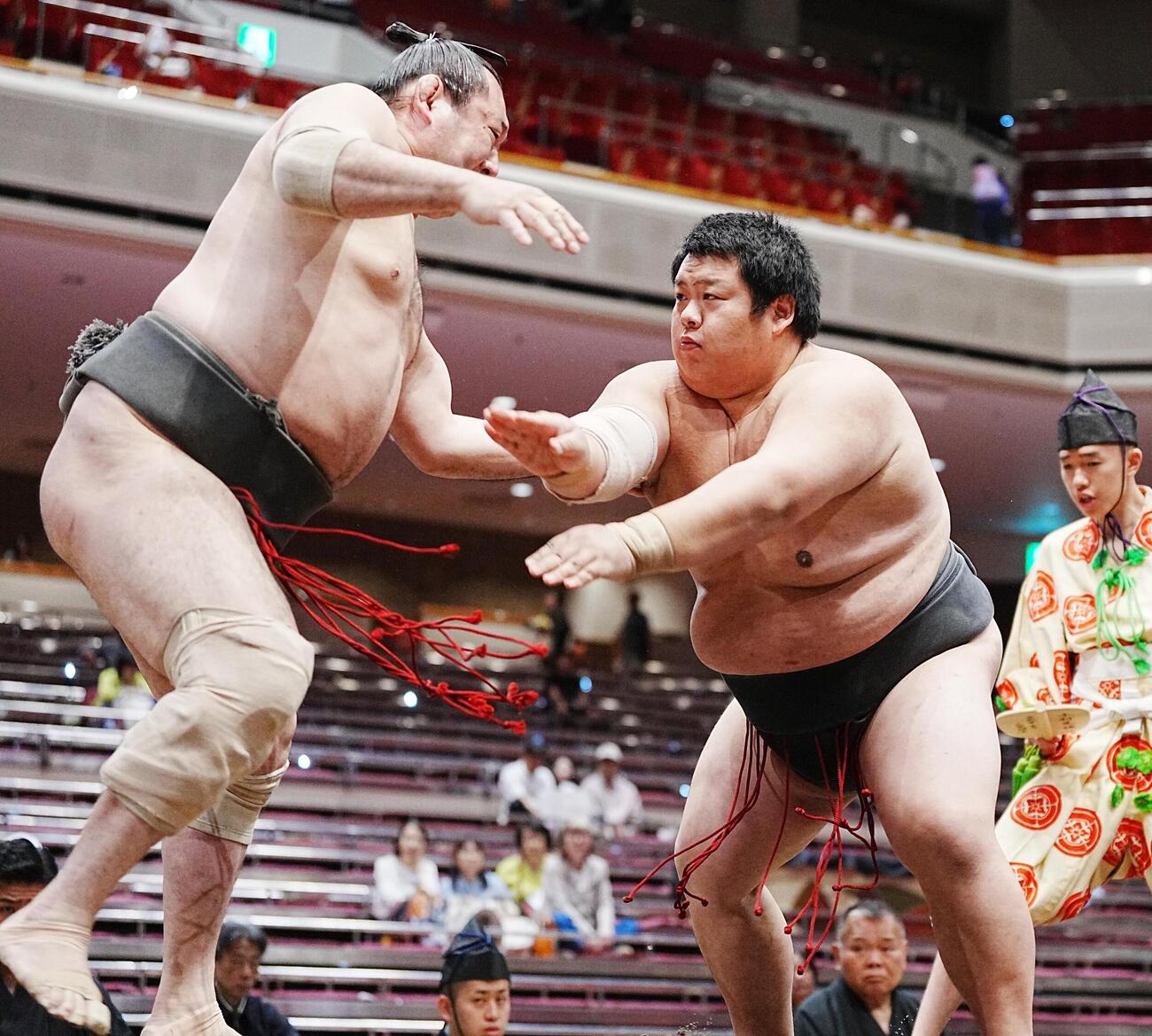大相撲夏場所8日目　川副（右）は飛燕力を突き出しで破り勝ち越しを決める（撮影・小沢裕）