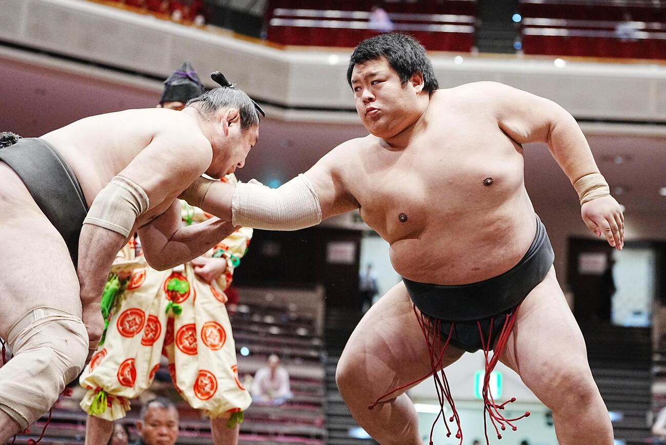 大相撲夏場所8日目　飛燕力（左）を土俵際へ攻め込む川副（撮影・小沢裕）