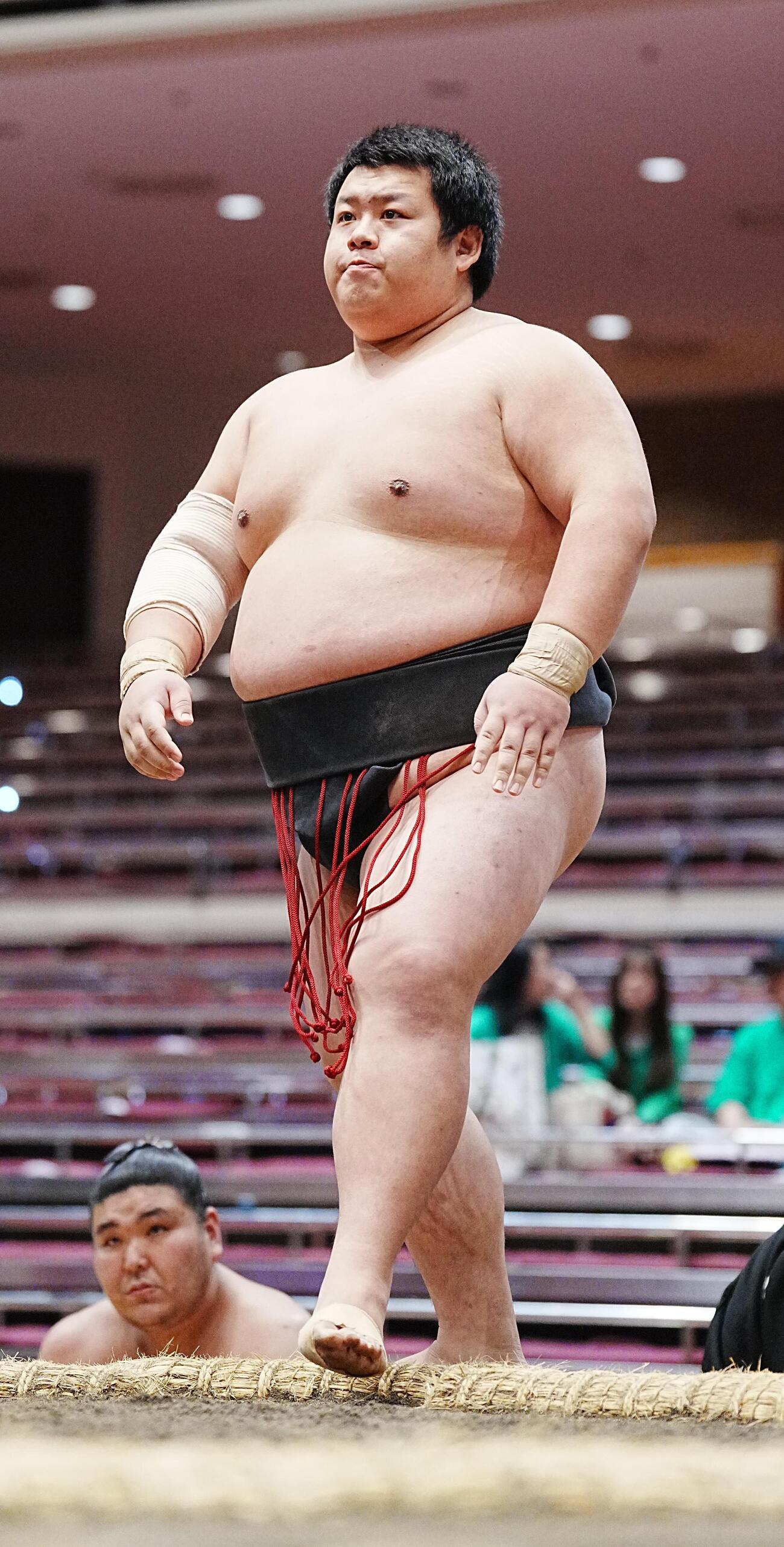 大相撲夏場所8日目　4番相撲に臨む川副（撮影・小沢裕）