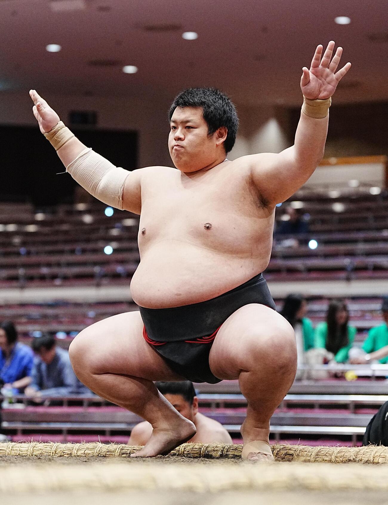 大相撲夏場所8日目　塵手水（ちりちょうず）を切る川副（撮影・小沢裕）