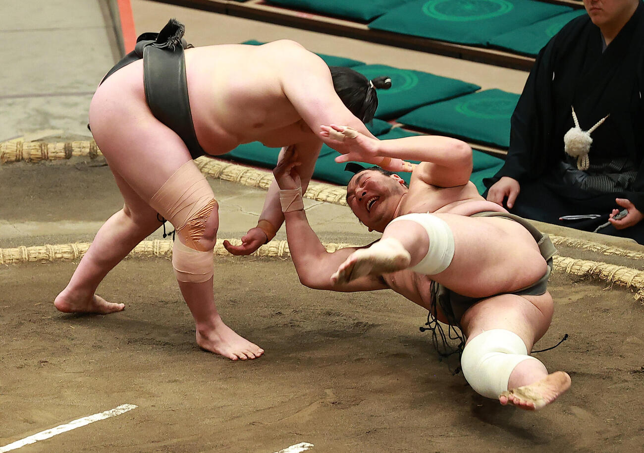 北勝龍（右）を引き落としで破る三田（撮影・中島郁夫）