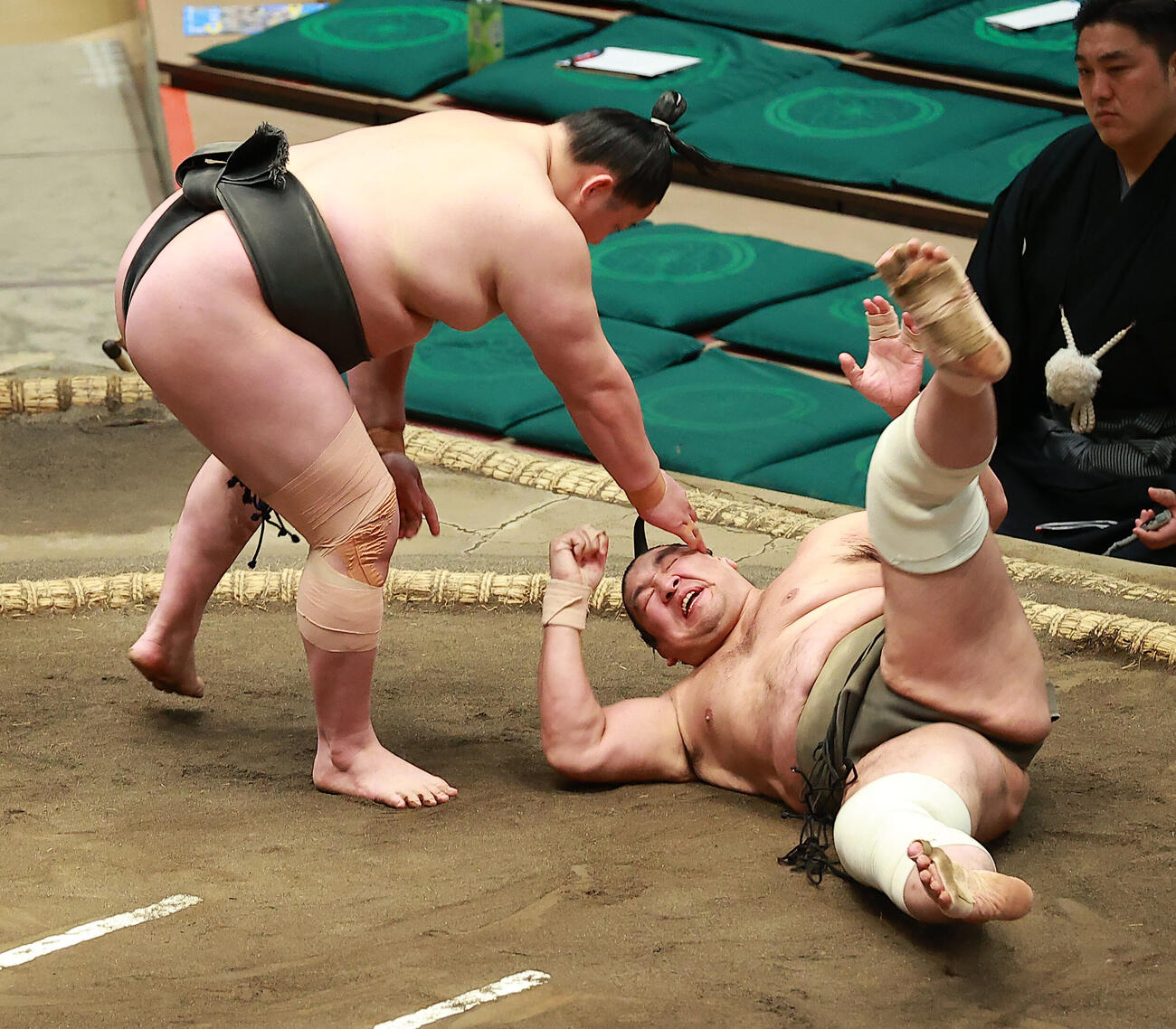 北勝龍（右）を引き落としで破る三田（撮影・中島郁夫）