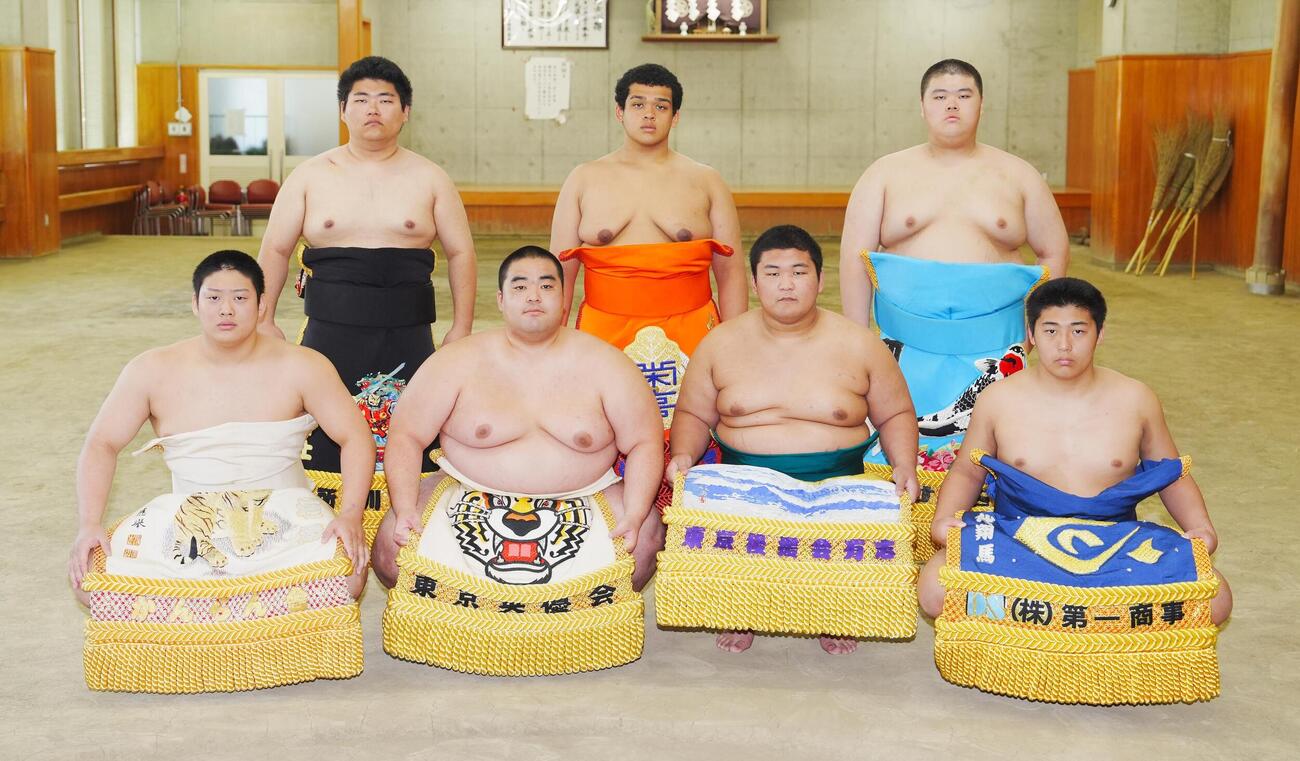大相撲夏場所8日目　新序出世披露を前に記念撮影する、前列左から垣添、宇座、小川、乙名、後列左から鉄富士、井畑、遥人