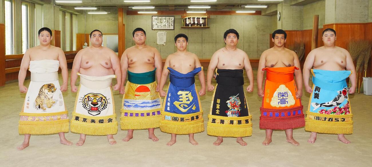 大相撲夏場所8日目　新序出世披露を前に記念撮影する、左から垣添、宇座、小川、乙名、鉄富士、井畑、遥人