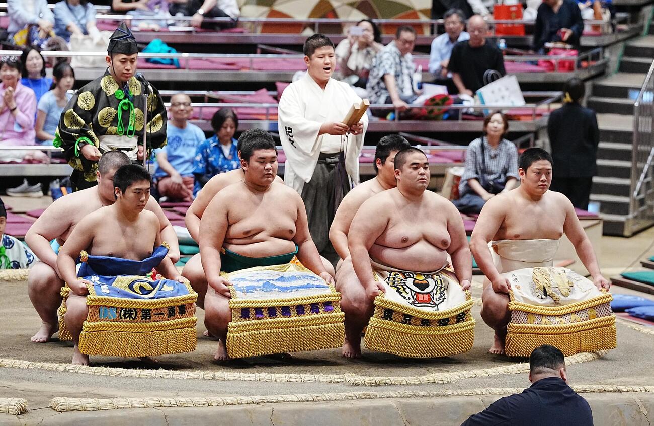 大相撲夏場所8日目　新序出世披露に臨む力士たち。前列右から垣添、宇座、小川、乙名（撮影・小沢裕）