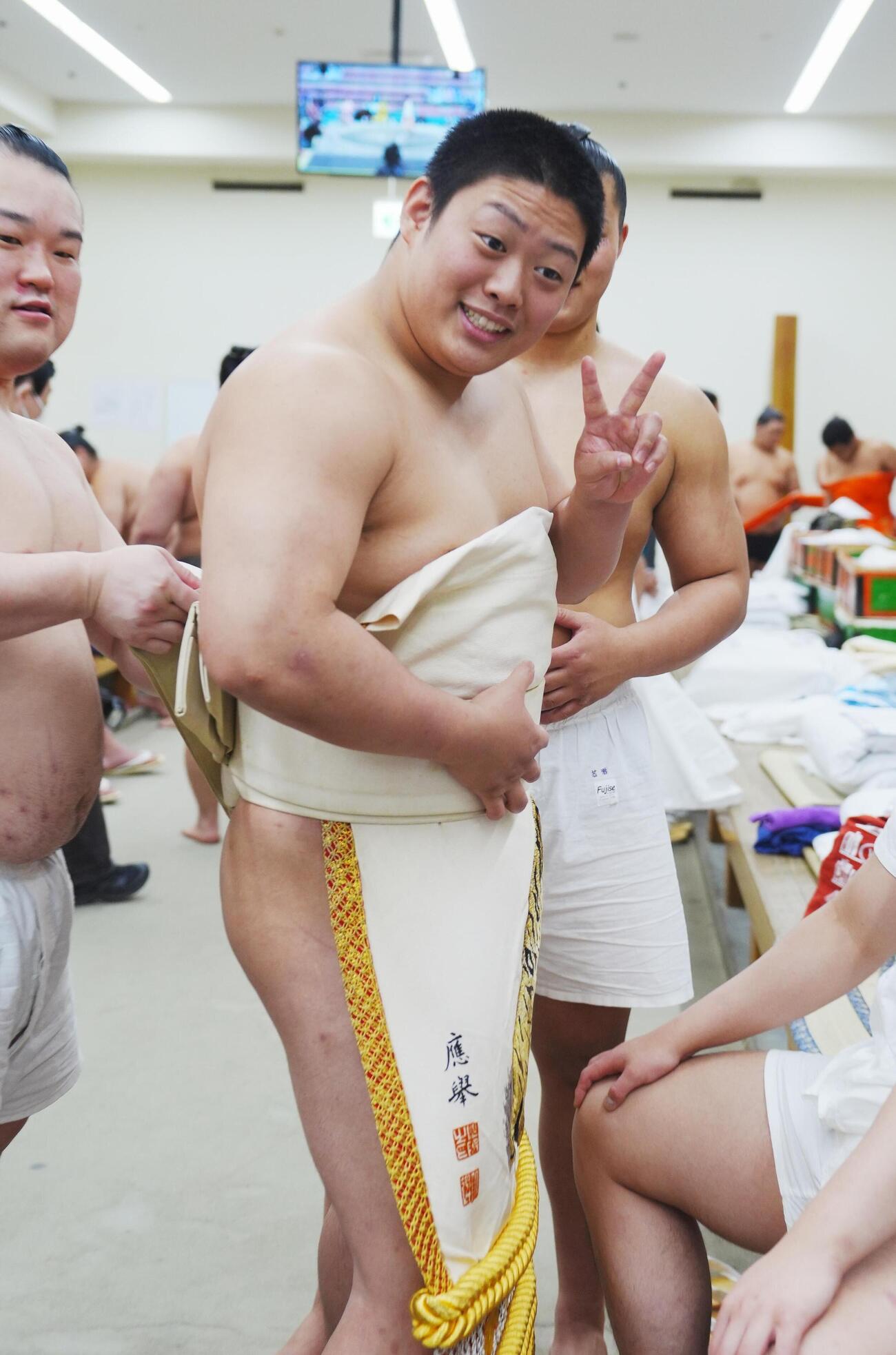 大相撲夏場所8日目　新序出世披露に臨む。カメラマンにピースするなど18歳の若さにあふれていた