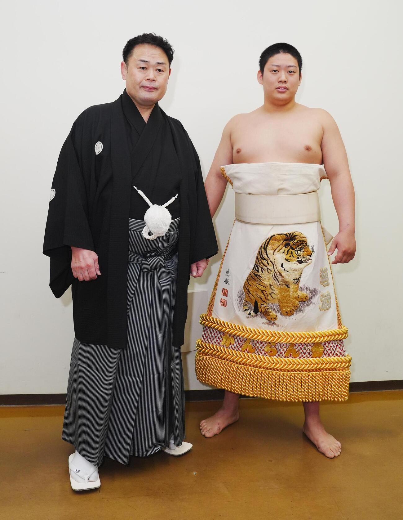 大相撲夏場所8日目　新序出世披露に臨む垣添。左は父で師匠の雷親方