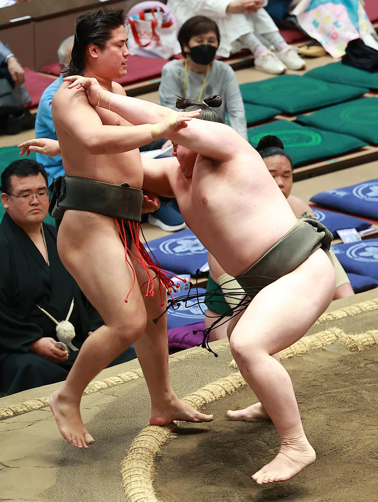 竜翔（左）を押し出しで破る丹治（撮影・中島郁夫）