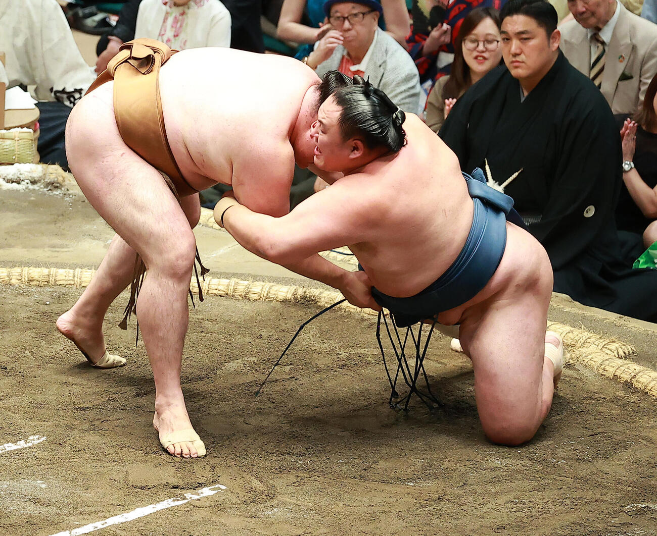 玉鷲（左）の突き膝で竜電の勝利（撮影・中島郁夫）