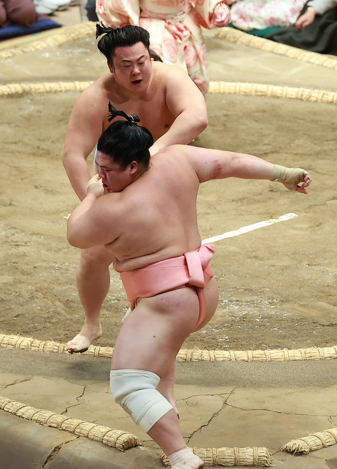 取り直しで宇良（手前）を押し出しで破る翔猿（撮影・中島郁夫）
