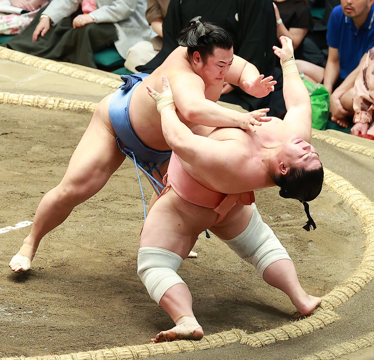 翔猿（左）の寄りをこらえる宇良（撮影・中島郁夫）