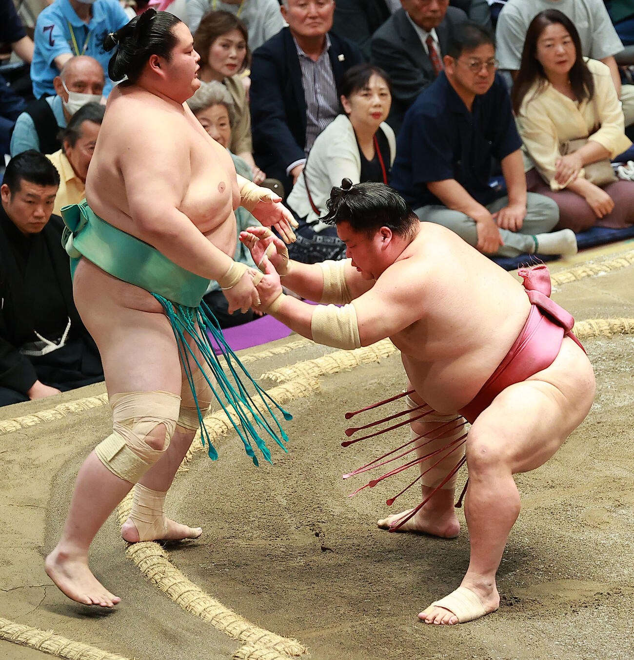 琴桜（左）を押し出しで破る大栄翔（撮影・中島郁夫）