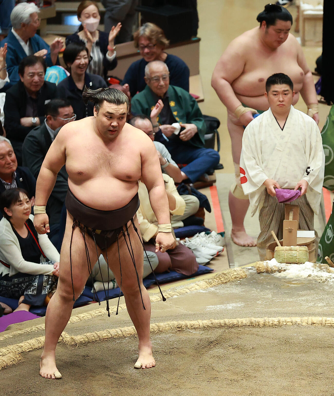 黒星を喫した霧島（左）と琴桜（撮影・中島郁夫）
